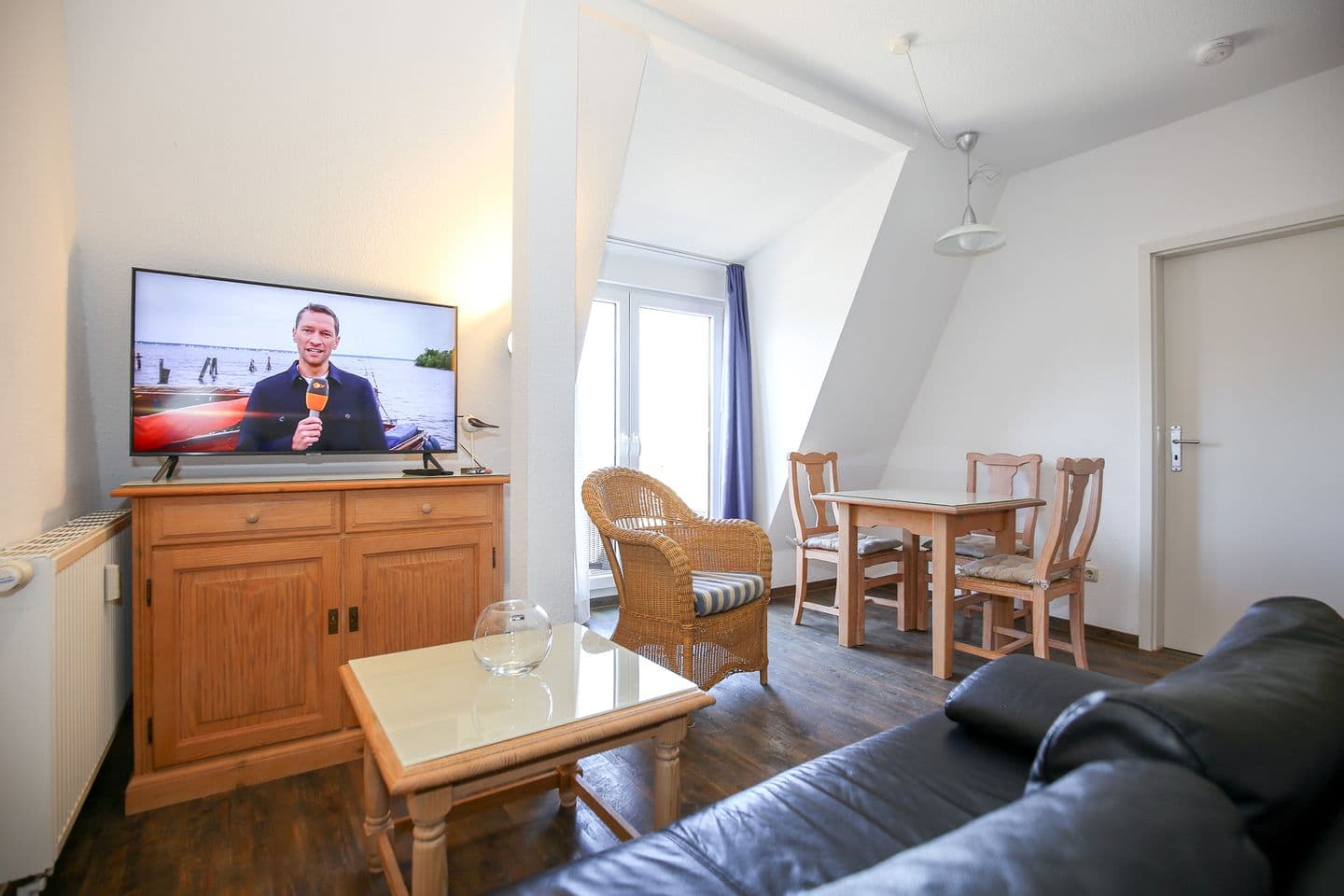 Wohnzimmer mit Essbereich und TV
