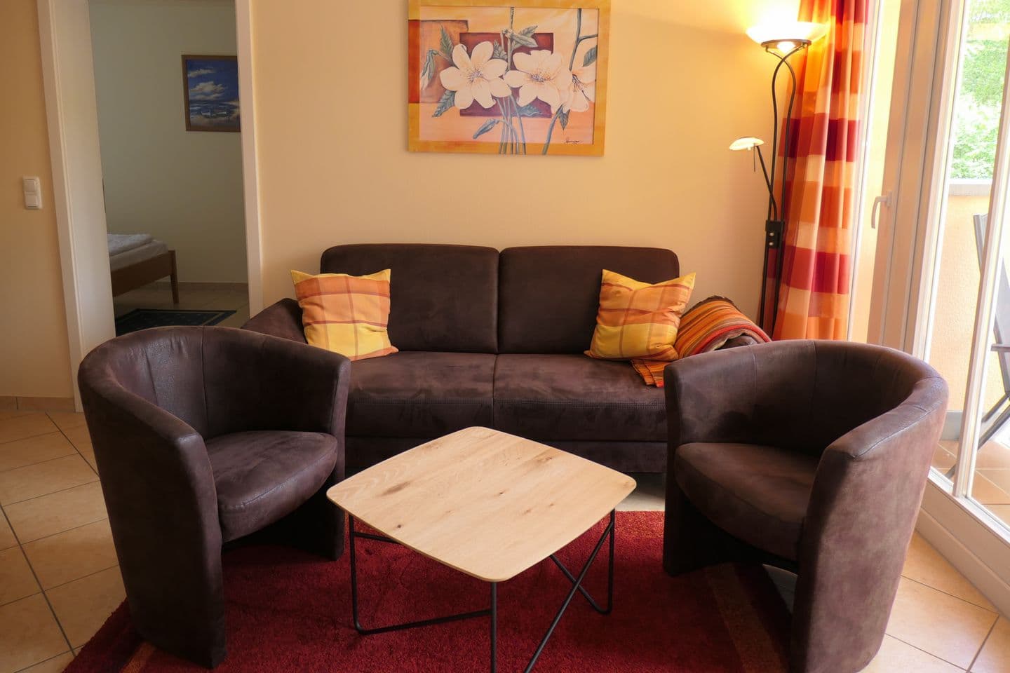 Wohnzimmer mit Sofa und Sessel