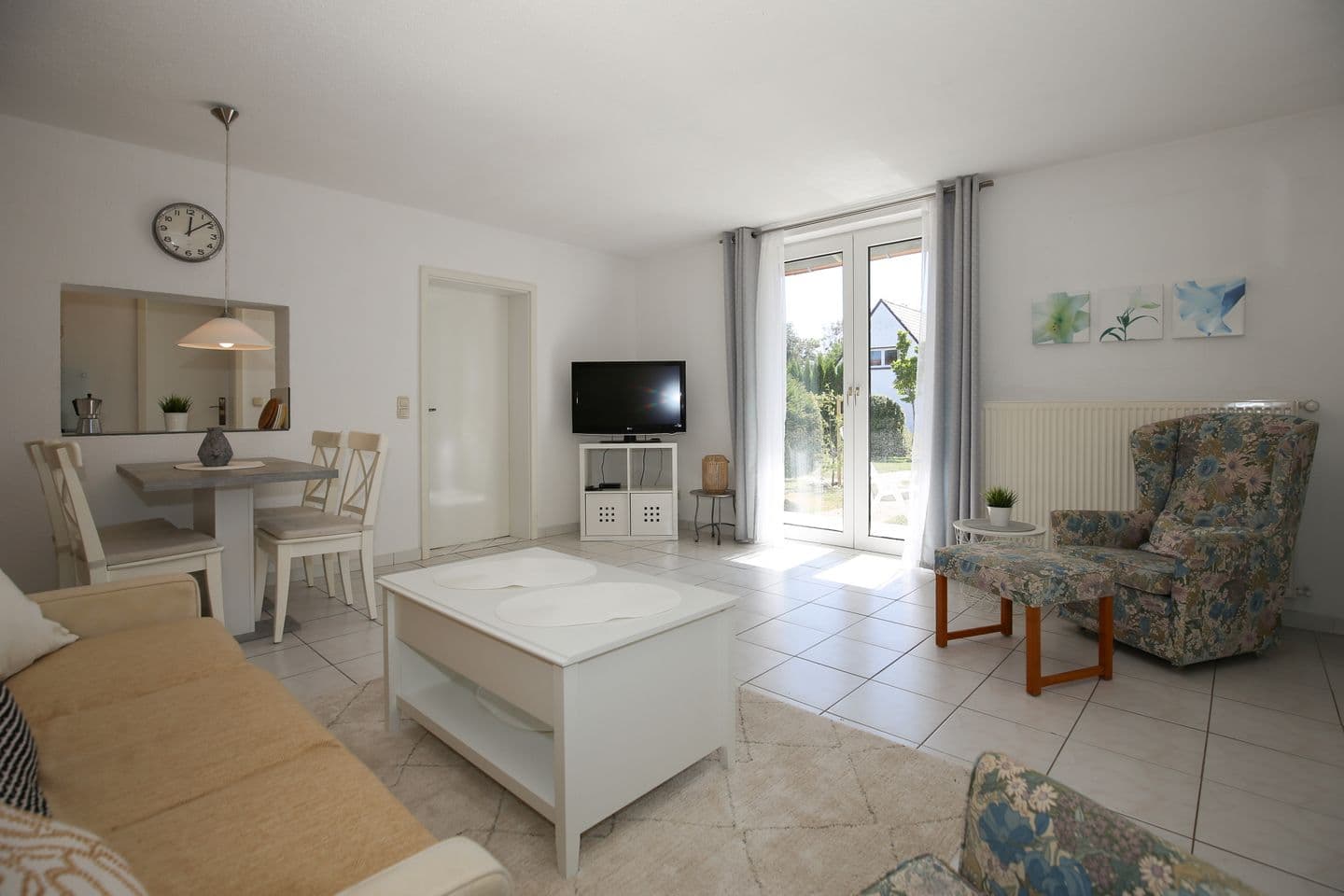 Wohnzimmer mit Lesesessel und TV