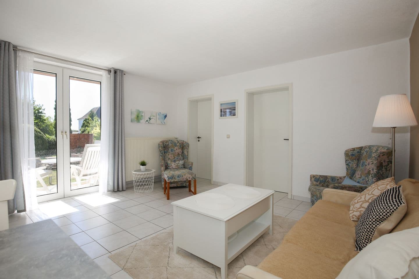 Wohnzimmer mit Zugang zur Terrasse