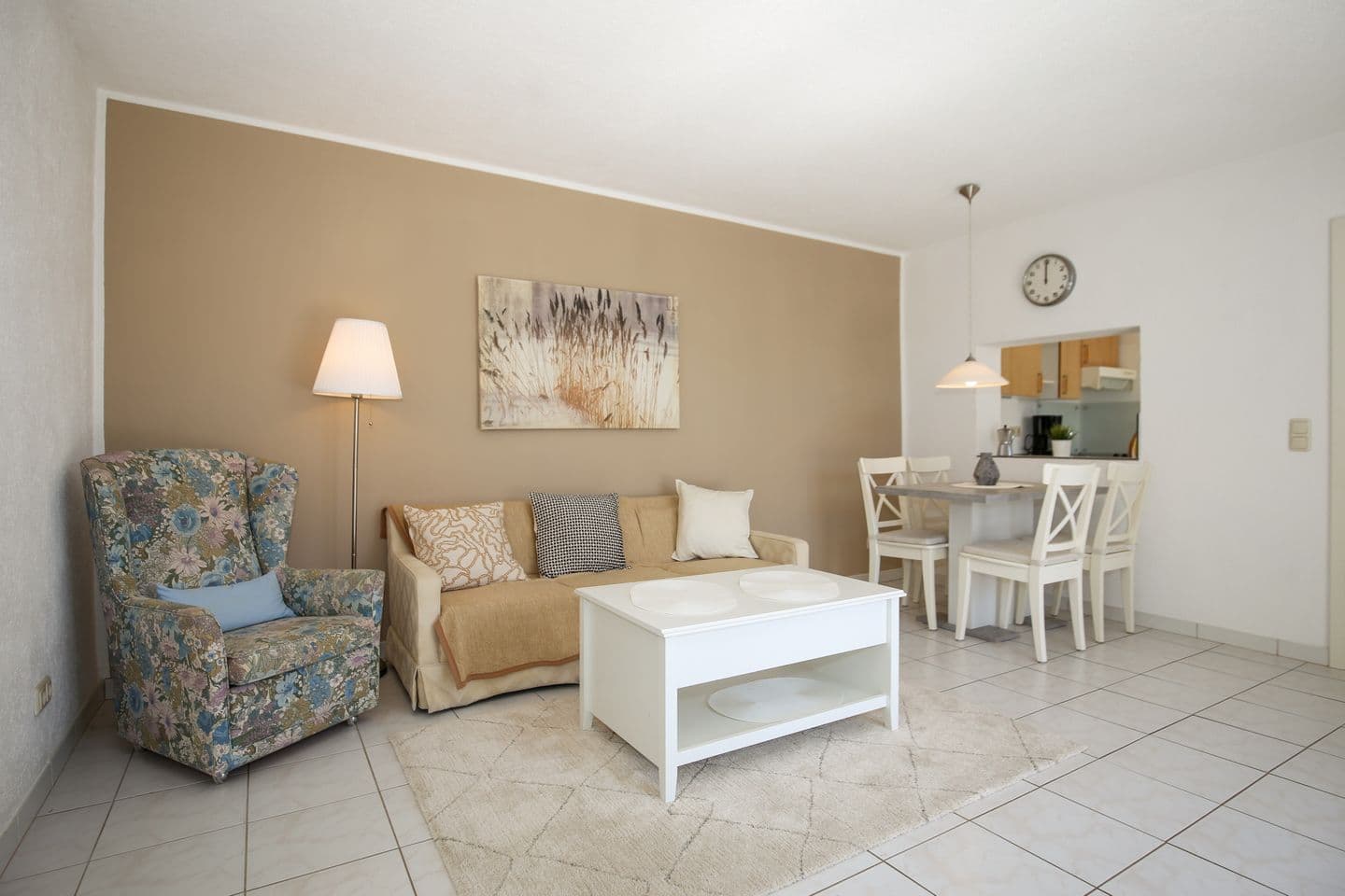 Wohnzimmer mit Sofa und Esstisch