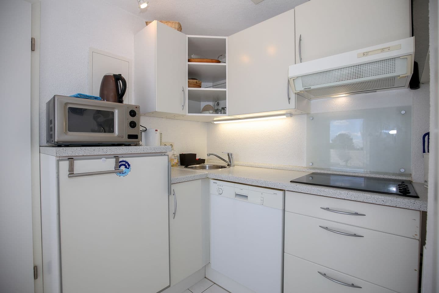 Küchenzeile mit Kühlschrank und Ceranfeld
