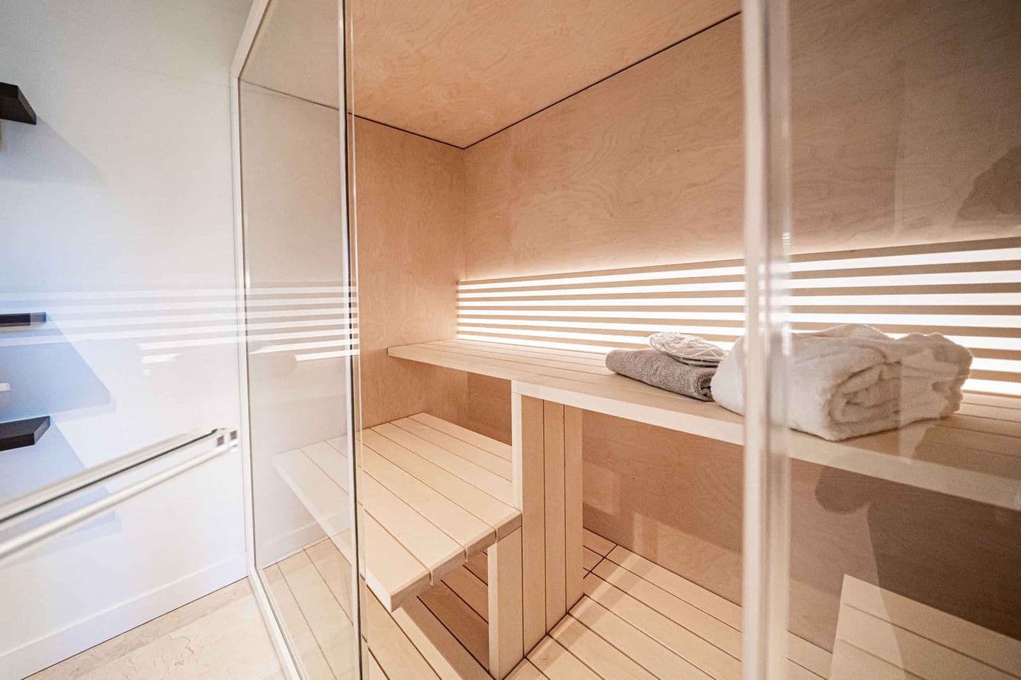 Exklusive Suite mit Sauna, Panorama-Fenstern & Ostseeflair