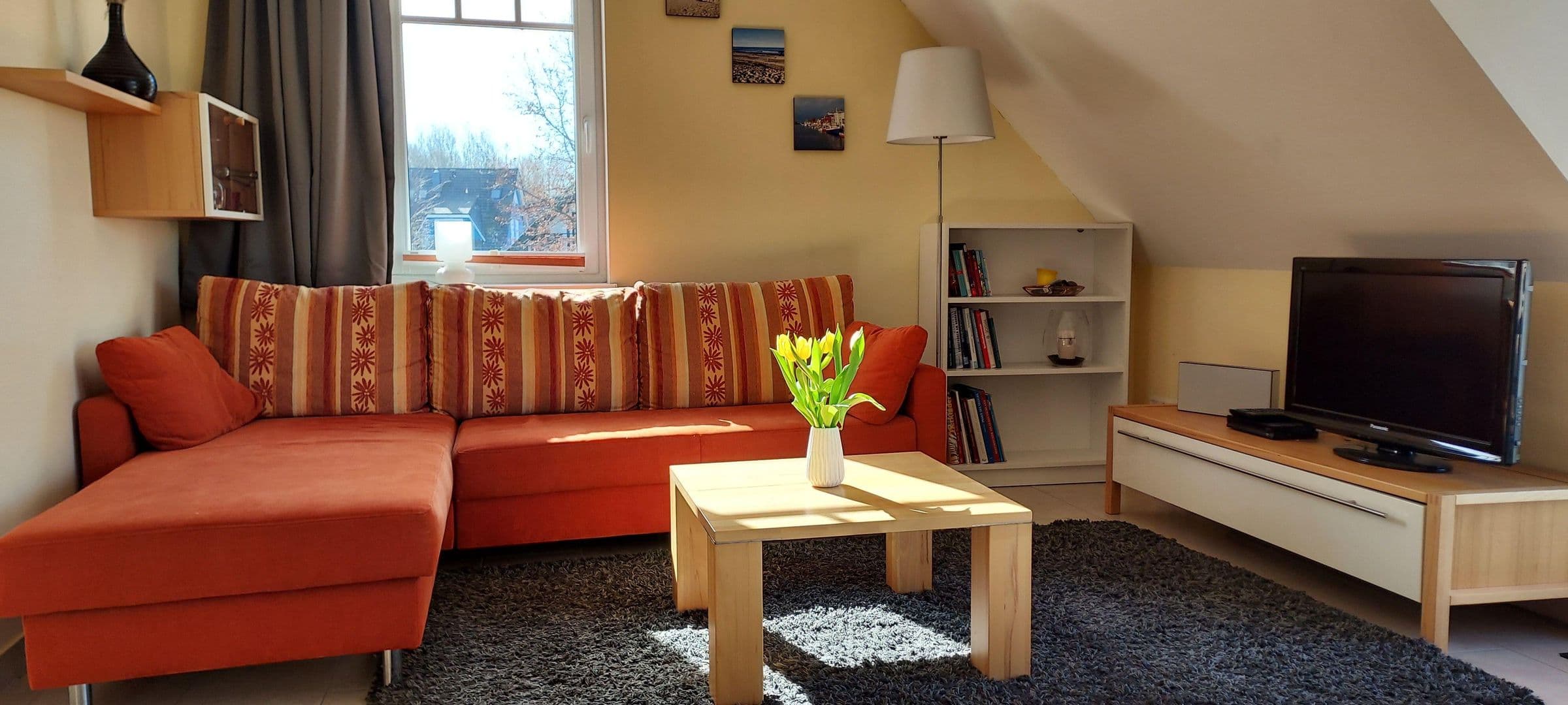Sitzbereich mit TV
