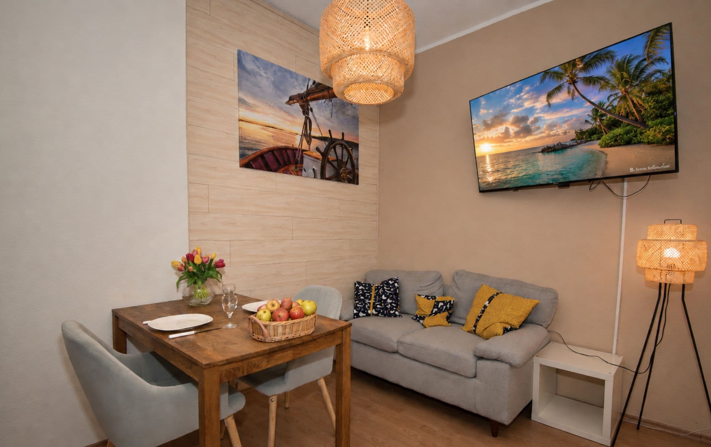 Wohnzimmer mit Sofa und Esstisch