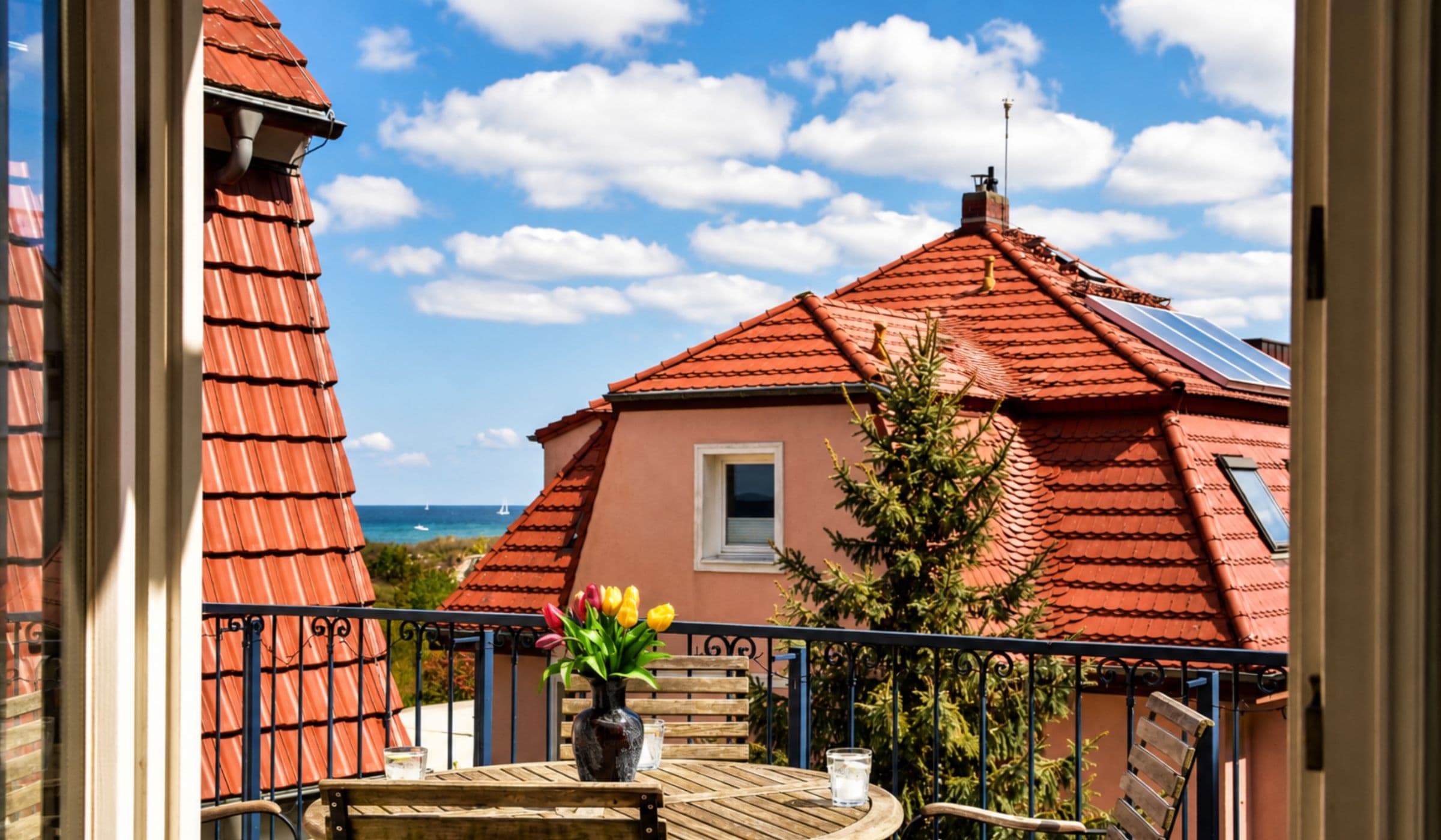 Balkon mit Blick auf Nachbarhaus