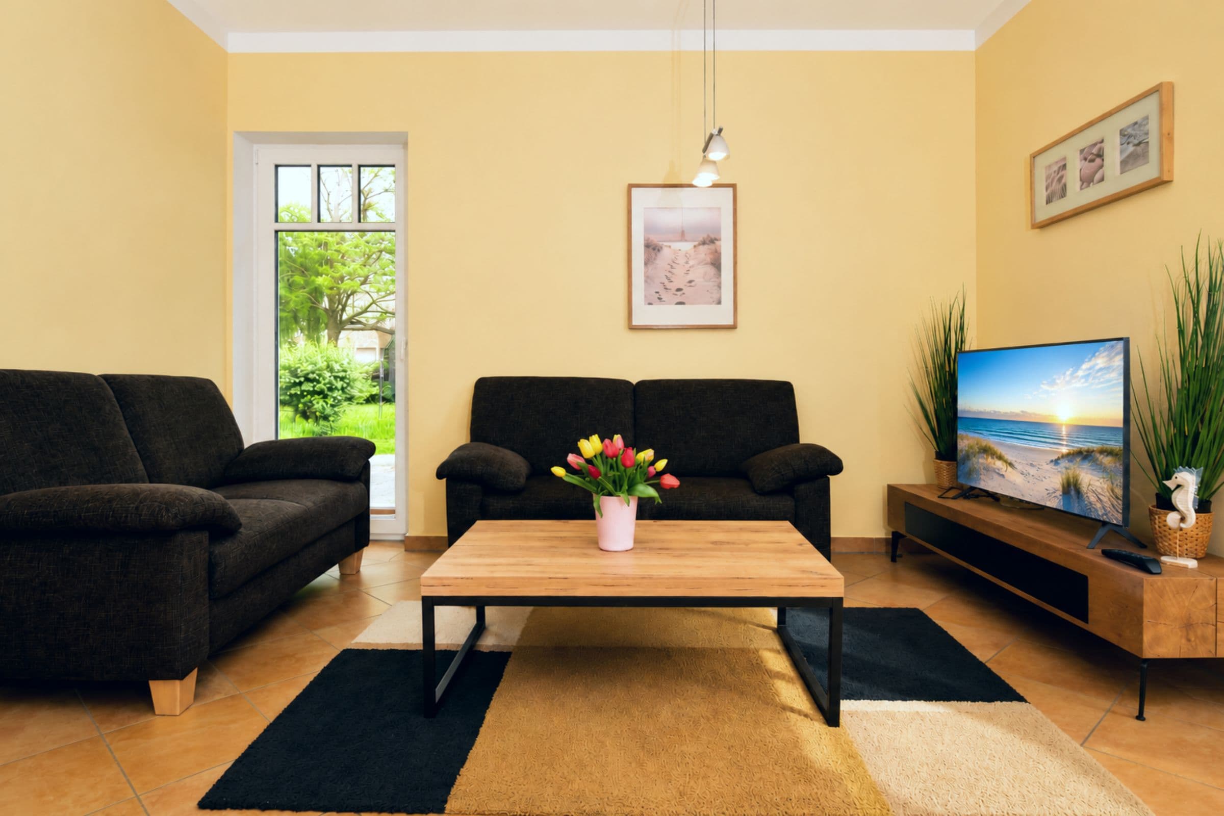 Wohnzimmer mit Sofa und TV