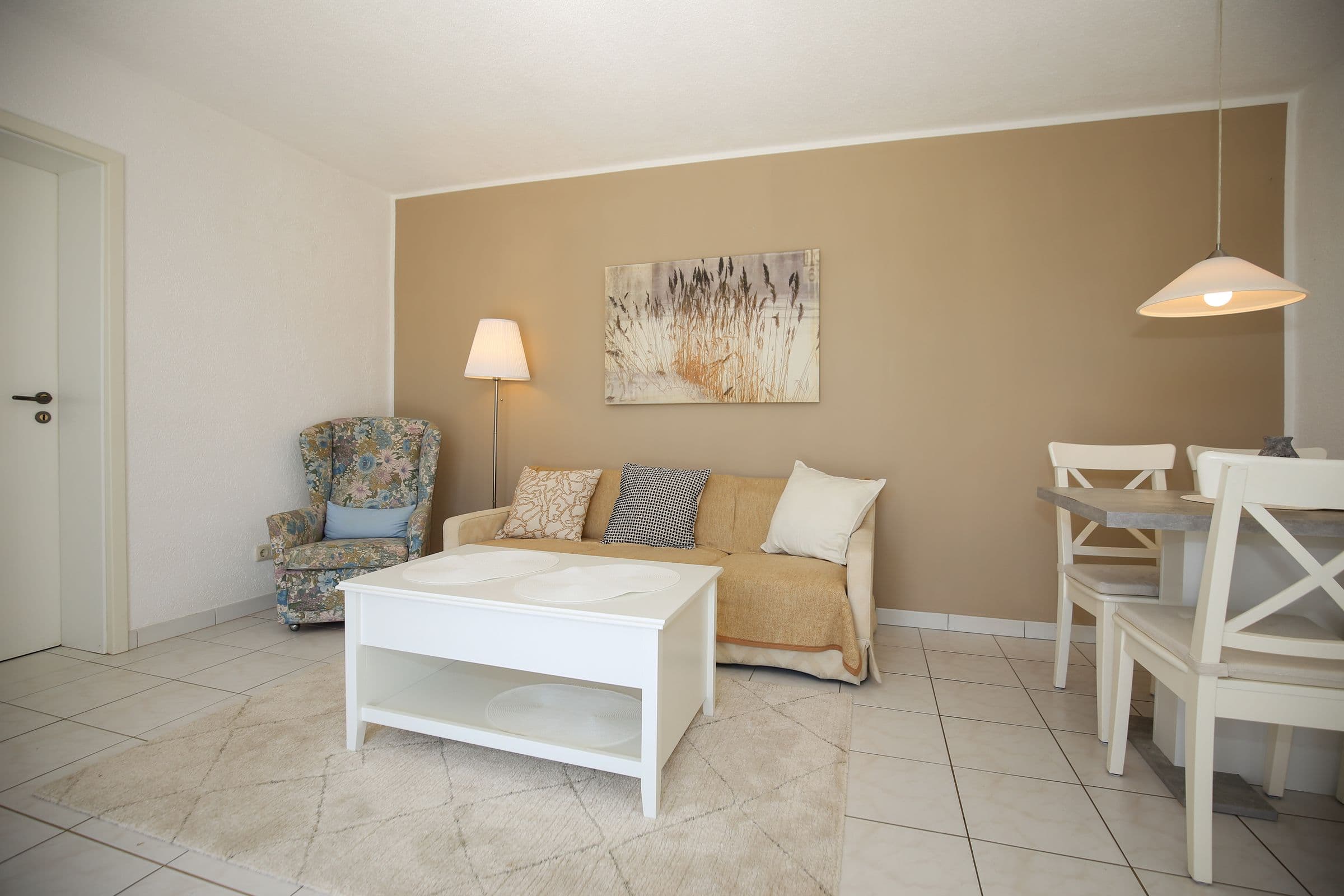 Wohnzimmer mit Sofa und Sessel